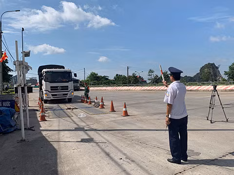 Cán bộ Trạm kiểm tra tải trọng km97+050 tiến hành cân tải trọng phương tiện. 