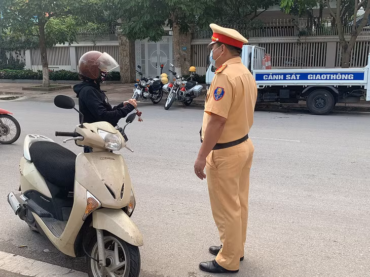 Công an TX Đông Triều kiểm tra hành chính người điều khiển phương tiện xe mô tô trên địa bàn xã An Sinh. 