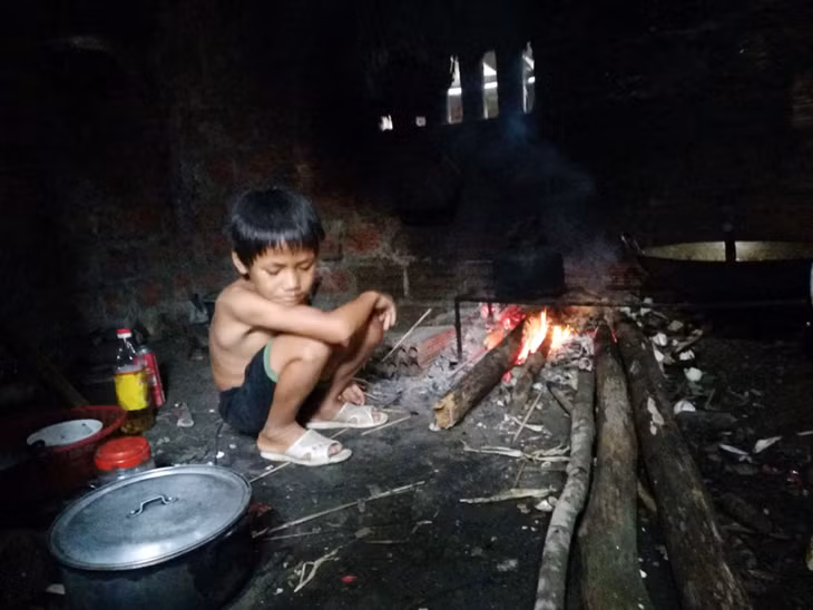 Gia đình anh Tằng A Nhì, bản Tình Á, xã Quảng Đức, thành viên tổ bốc vác số 4.