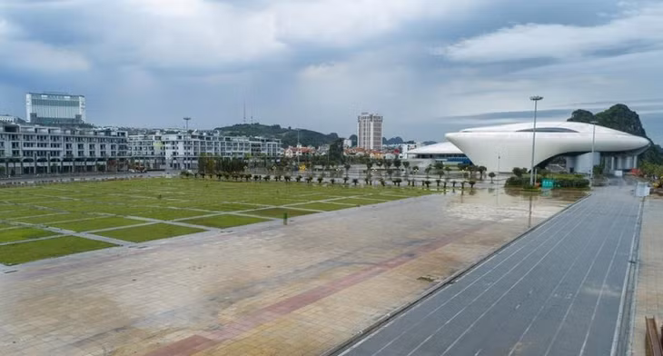 Quảng trường 30/10 tại phường Hồng Hải, TP Hạ Long, Quảng Ninh được chọn làm nơi tổ chức hoạt động chính kỷ niệm ngày Quốc tế Yoga năm 2020.