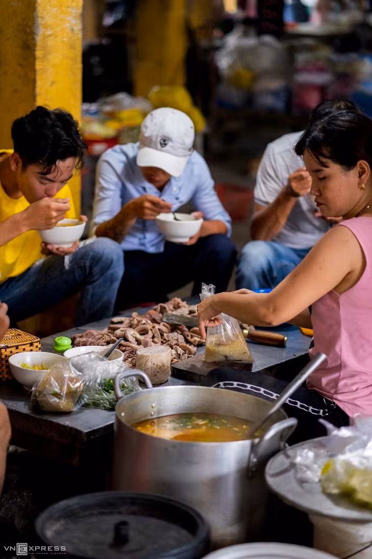 Trong chợ làng Chuồn, du khách có thể thưởng thức nhiều món ăn sáng, trong đó có món cháo lòng. Lòng heo chín vớt ra thái thành miếng nhỏ, còn nước luộc thì cho xương heo đập dập vào đun. Nồi nước hầm quyết định hương vị đặc trưng của cháo lòng Huế, với hột cơm chín đều không nát và nước trong vắt.