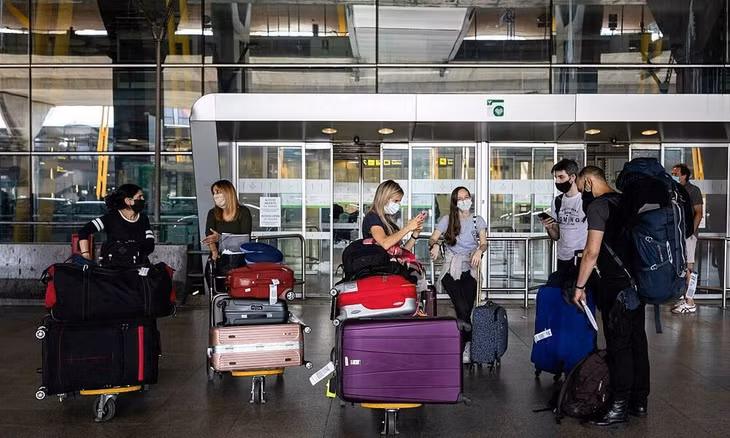 Du khách tại sân bay Adolfo Suarez-Barajas, Madrid, Tây Ban Nha, ngày 21/6. Ảnh: AP.