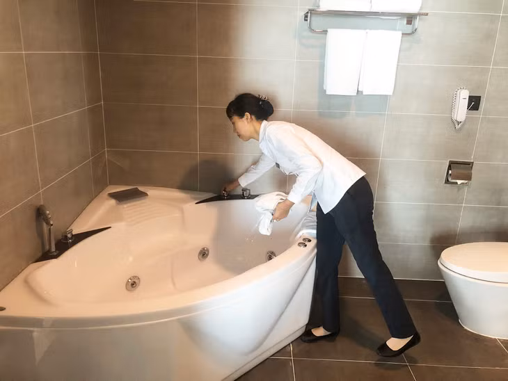 Nhờ chính sách hỗ trợ giảm giá nước, Khách sạn Mường Thanh Grand Bãi Cháy đã tiết giảm được khoảng 30% chi phí chi thường xuyên một tháng.