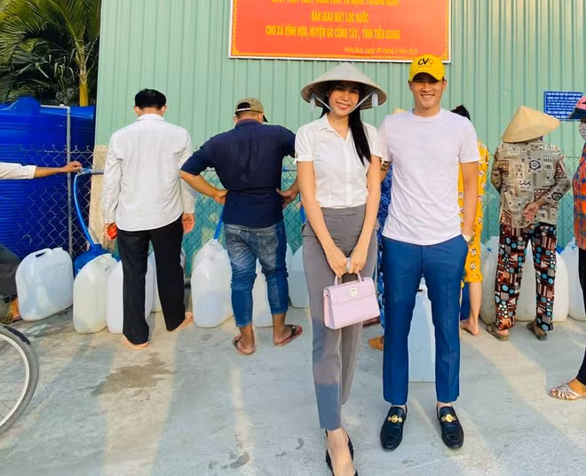 Không chỉ được ngưỡng mộ bởi cuộc sống hạnh phúc, cặp đôi còn khiến nhiều người yêu mến bởi tấm lòng nhân hậu, thường xuyên tham gia hoạt động thiện nguyện
