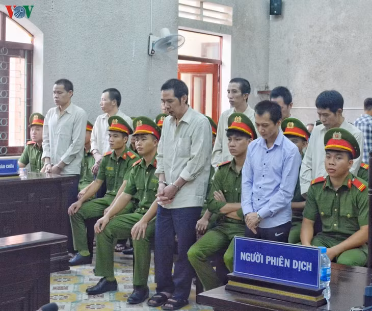 Các bị cáo nghe tuyên án. 