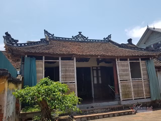 Ngôi nhà cổ 3 gian, 2 chái trong làng Yên Trường. Lý giải nguyên nhân nhiều ngôi nhà và tường bao ở đây được làm bằng đá ong, một cụ cao niên cho biết, vì đây là nguồn nguyên liệu sẵn có dưới nền đất của làng. Chỉ cần đào sâu xuống dưới lớp đất là có. Loại vật liệu này, nếu gặp không khí sẽ khô rất nhanh.