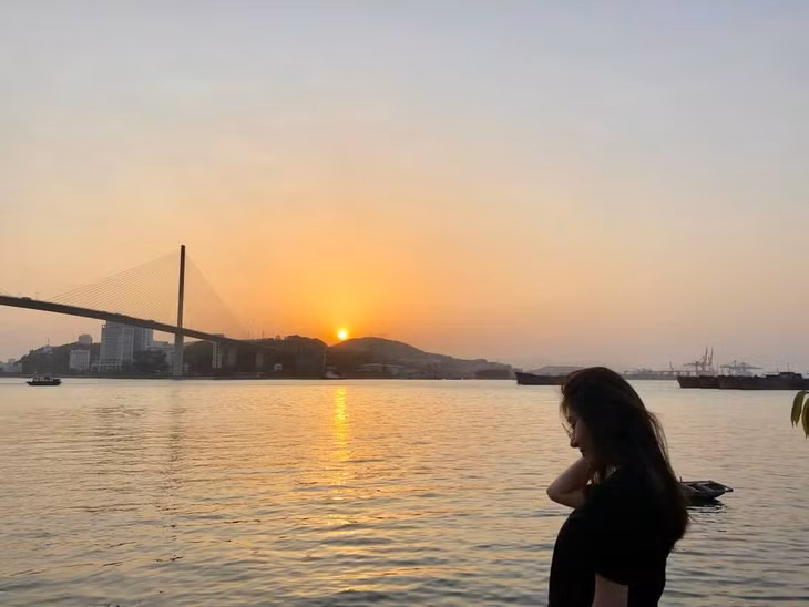 Người mẫu Phan Hương Giang bên cầu Bãi Cháy.