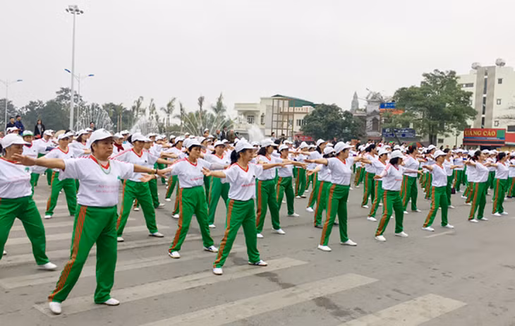 Đông đảo hội viên Người cao tuổi tại TP Uông Bí tham gia phong trào tập dưỡng sinh, rèn luyện sức khỏe.