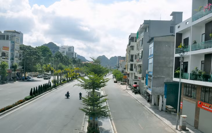Tuyến phố đường Nguyễn Văn Cừ, TP Hạ Long khang trang, thoãng đáng hơn nhờ hà ngầm đường dây điện, cáp viễn thông.