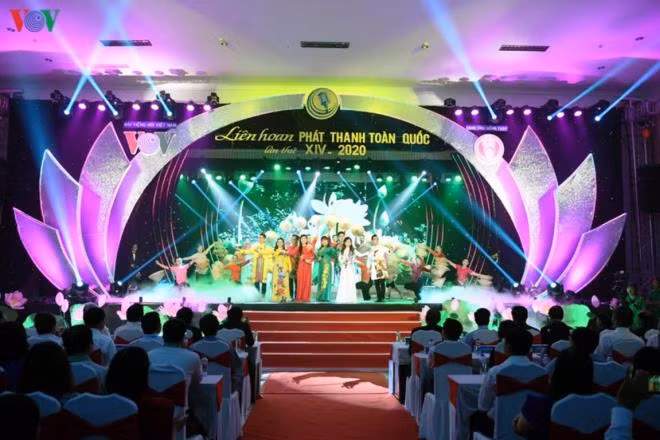 Tiết mục văn nghệ mang đậm bản sắc của quê hương Đồng Tháp mở màn Lễ khai mạc LHPT toàn quốc lần thứ XIV.