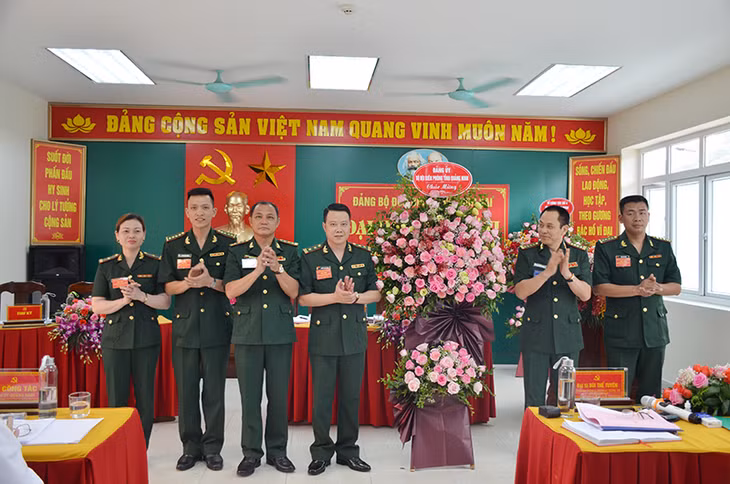 Đại tá Bùi Thế Tuyên, Phó Chỉ huy trưởng, Tham mưu trưởng BĐBP tỉnh tặng hoa chúc mừng Đại hội Đảng bộ Đồn BP Cửa khẩu Cảng Hòn Gai.