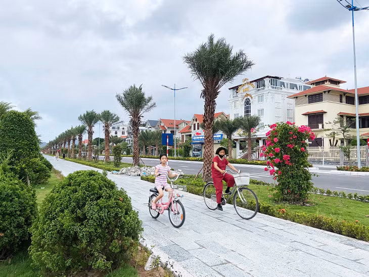 Đường bao biển Trần Quốc Nghiễn (TP Hạ Long) rộng và có cảnh quan đẹp.