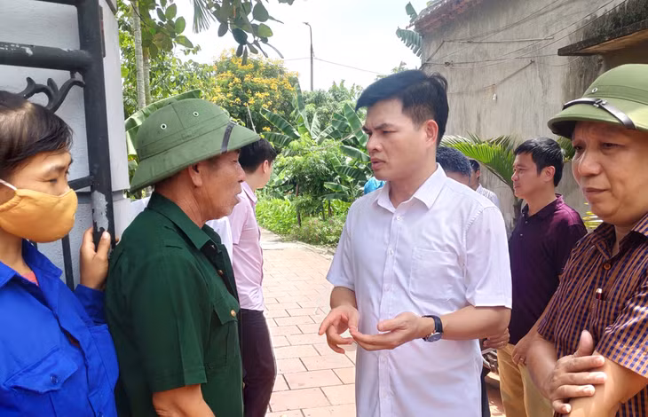 Chủ tịch UBND TP Uông Bí đối thoại với các hộ dân liên quan đến Dự án Khu nuôi trồng thủy sản phía Tây kênh làm mát Nhà máy Nhiệt điện Uông Bí. Ảnh: Huyền Trang (Trung tâm TT-VH Uông Bí)