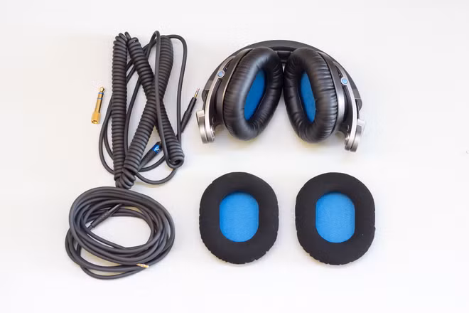 Tai nghe được Sennheiser trang bị hai cáp nối làm từ vật liệu Kevlar OFC trong đó cáp thẳng dài 3 mét và cáp cuộn dài 1,5 mét. Các đầu kết nối này được nhà sản xuất mạ vàng, thiết kế logo Sennheiser màu xanh nổi bật. Ngoài ra HD8 còn đi kèm cặp pad nhung bên cạnh cặp pad da và cổng chuyển đổi 3,5 mm sang 6,3 mm.