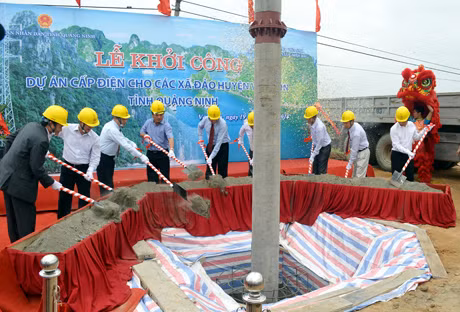Các đồng chí lãnh đạo tỉnh, Tập đoàn điện lực, Tổng Công ty điện lực miền Bắc khởi công dự án 