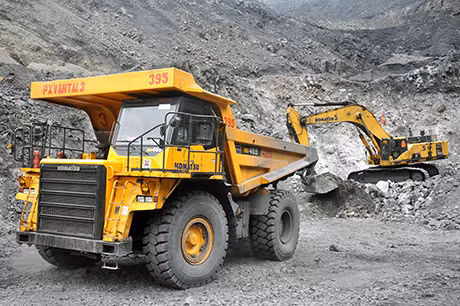 Thiết bị công suất lớn vận chuyển đất đá phục vụ hạ moong tại khai trường Công ty CP Than Cọc Sáu.