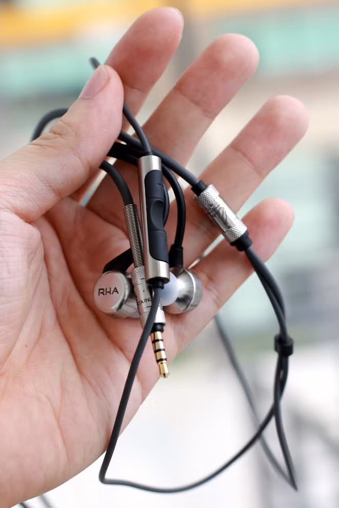 RHA MA750i được thiết kế đơn giản nhưng trông sang và gợi nhớ phần nào đến mẫu in-ear Hi-end K3003 của AKG.
