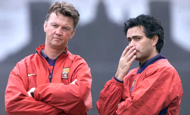Louis van Gaal (trái) và “học trò cũ” Mourinho (phải)