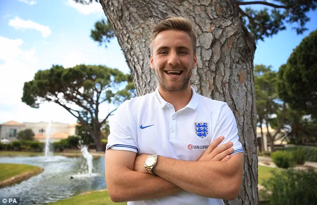 Luke Shaw đang tập trung cùng tuyển Anh