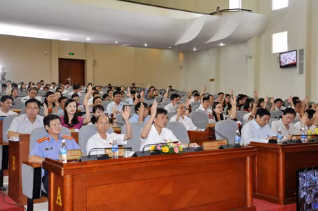 Các đại biểu biểu quyết thông qua các nghị quyết tại kỳ họp