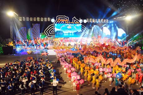 Carnaval Hạ Long 2014 thu hút hơn 4.000 diễn viên chuyên và không chuyên đến từ các đoàn nghệ thuật trong nước và quốc tế