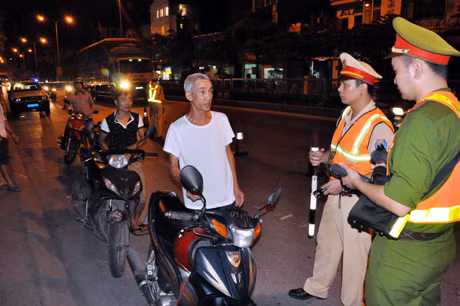 Nhiều người điều khiển phương tiện giao thông bị kiểm tra.
