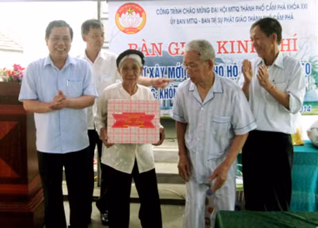 MTTQ TP Cẩm Phả trao 35 triệu đồng hỗ trợ xây nhà mới từ nguồn Quỹ “Vì người nghèo” cho gia đình ông Đinh Văn Tiên (thôn 4, xã Cẩm Hải, TP Cẩm Phả). Ảnh: Trần Hà (MTTQ TP Cẩm Phả)