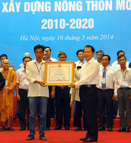 Phó Thủ tướng Vũ Văn Ninh trao Bằng khen của Thủ tướng Chính phủ cho ông Hoàng Minh Tuấn 