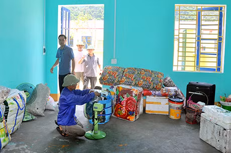 Ngư dân Nguyễn Văn Sinh, nhà số 50, lô A5 sắp xếp đồ đạc trong căn nhà mới tại khu tái định cư phường Hà Phong.