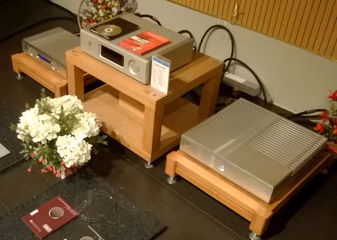 Liszt được phối ghép với đầu phát CD Ayre Acoustic C5-xeMP, tiền khuyếch đại pre-ampli Ayre Acoustic KX-R, power ampli Ayre Acoustic VX-R, cộng với các dây dẫn, toàn bộ dàn âm thanh có giá khoảng gần 1,3 tỷ đồng, riêng Liszt gần 284 triệu đồng.