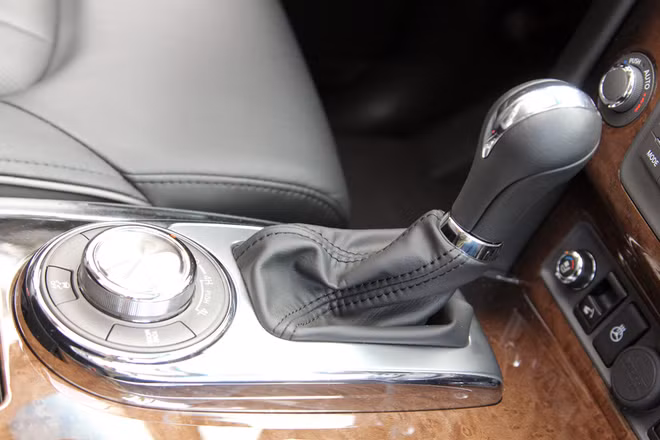 Hộp số tự động 7 cấp với hệ thống kiểm soát sang số chủ động (ASC). Hệ thống điều khiển thích nghi tự động điều chỉnh thay đổi để phù hợp với phong cách lái của người ngồi sau vô-lăng. Chế độ sang số tay với lựa chọn số tuần tự và hệ thống điều khiển về số lùi (DRM). Dẫn động 4 bánh toàn thời gian AWD với các chế độ Auto, 4H và 4L.