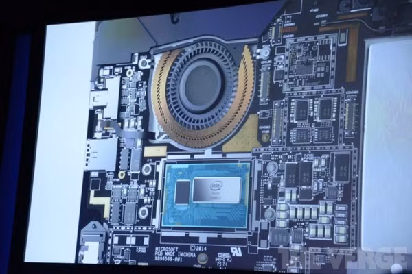 Bên trong sản phẩm là chip xử lý Intel Core i7, Surface Pro 3 được tái thiết kế khung để ngăn cản toàn bộ âm thanh quạt làm ảnh hưởng tới người dùng. Ngoài ra Surface Pro 3 cũng có phiên bản với chip Core i3 hay Core i5 nhằm hạ thấp giá bán.