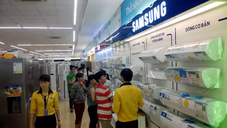 Nắng nóng, hàng "giải nhiệt" hút khách, thợ lắp đặt chạy sô ảnh 4 Nắng nóng, hàng "giải nhiệt" hút khách, thợ lắp đặt chạy sô ảnh 4
