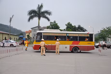 Lực lượng cảnh sát giao thông chốt ở vòng ngoài.