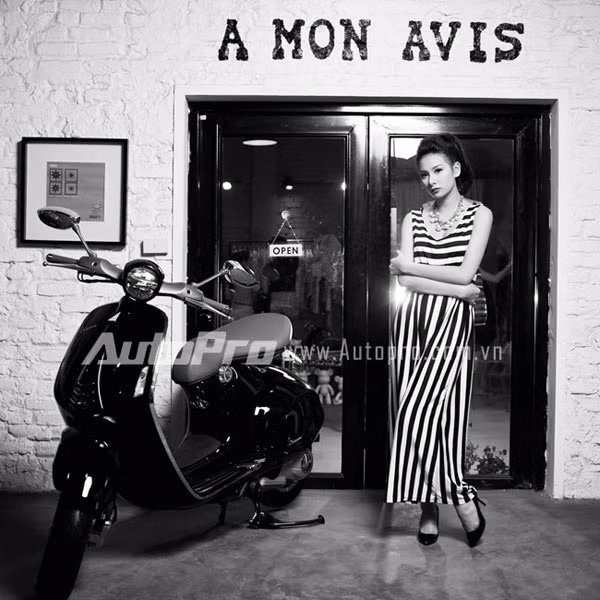 Vespa 946 khoe dáng bên người mẫu Việt trong những ngày đầu về Việt Nam.