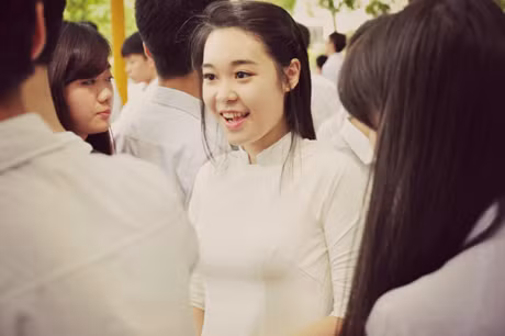 Nữ sinh xinh tươi ngày chia xa mái trường.