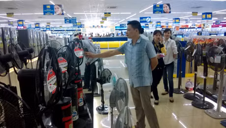 Nắng nóng, hàng "giải nhiệt" hút khách, thợ lắp đặt chạy sô ảnh 5 Nắng nóng, hàng "giải nhiệt" hút khách, thợ lắp đặt chạy sô ảnh 5