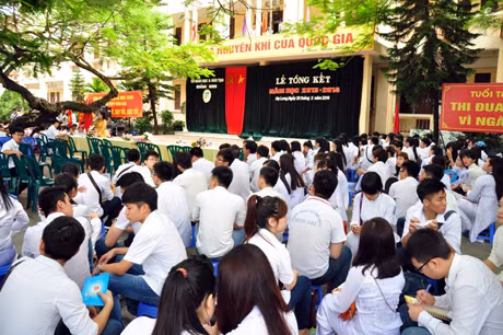 Ngày 26-5, đông đảo học sinh Trường THPT Hòn Gai có mặt dự buổi tổng kết năm học.