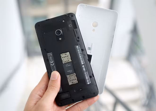 Máy có thể tháo nắp sau nhưng chỉ là để lắp 2 SIM, khe cắm thẻ nhớ microSD trong khi pin không thể tháo rời.