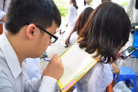 Dòng lưu bút vội vã gửi trao nhau.