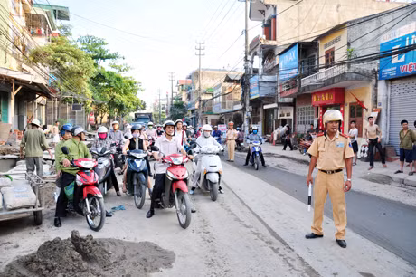 Lực lượng CSGT có mặt làm nhiệm vụ.