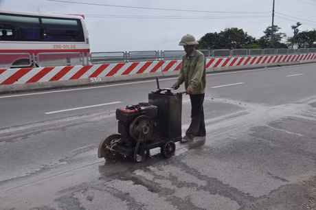 nhà thầu bắt đầu tiến hành cắt những điểm lún nứt cục bộ để xử lý nhằm tạo sự êm thuận 