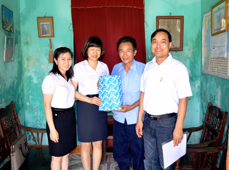 Đại diện Trung tâm Viễn thông Hạ Long trao thưởng cho ông Đinh Văn Mộng, tổ 4, khu 2, phường Hà Khánh (TP Hạ Long).