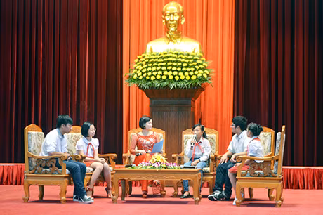 Giao lưu với các học sinh xuất sắc, tiêu biểu tại lễ tuyên dương.