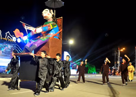 Lễ Đại Phan của người Sán Dìu Vân Đồn có màn rước Sơn Thái Nhân du hương - vị thần đã có công thu phục thần dịch, phù hộ cho xóm làng yên bình, mùa màng bội thu
