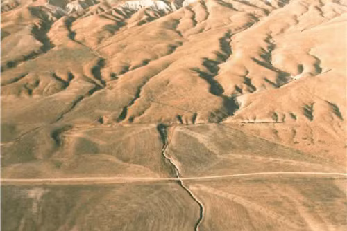 Địa hình bề mặt với rãnh chằng chịt bên trên đới đứt gãy San Andreas ở đồng bằng Carizzo - Ảnh: CC/Robert E. Wallace