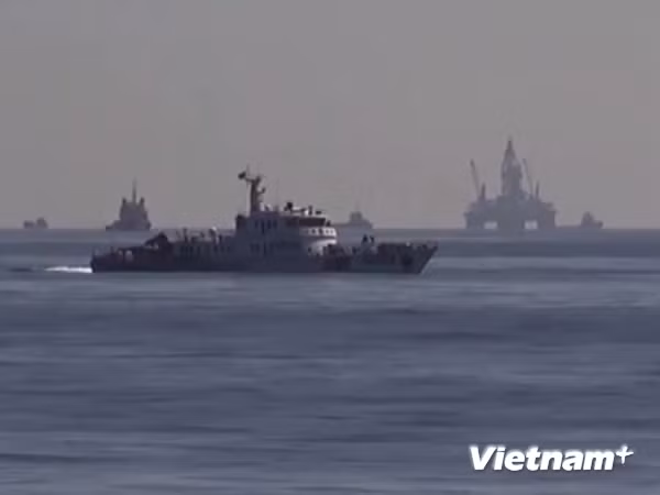 Cận cảnh tàu Trung Quốc xâm phạm biển Việt Nam. (Ảnh: Sơn Bách/Vietnam+)