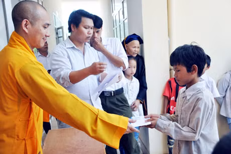Đại đức Thích Tuệ Sỹ, trụ trì chùa Hợp Long, tặng quà học sinh nghèo vượt khó xã Kỳ Thượng.
