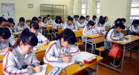 Trường THPT Cẩm Phả dự kiến là một trong 2 trường thực hiện thí điểm mô hình chất lượng cao, tự trang trải một phần kinh phí. Trong ảnh: Tiết học Tiếng Anh của lớp 11C, Trường THPT Cẩm Phả.