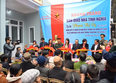 Lãnh đạo Công ty TNHH MTV khai thác khoáng sản và TP Cẩm Phả cắt băng khánh thành nhà tình nghĩa.